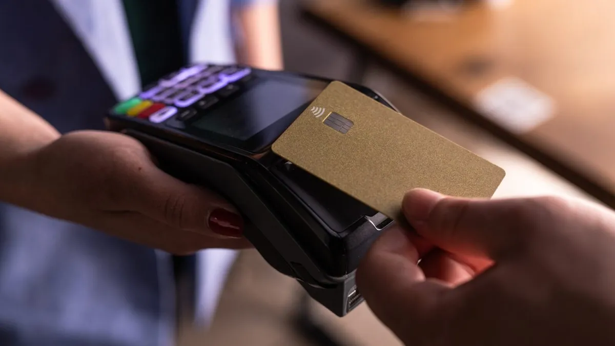 Mehr ausgeben mit Karte? Wie bargeldloses Zahlen wirkt