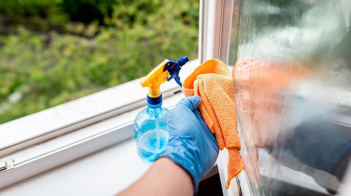 Ein verblüffend einfacher Haushaltstrick: Glycerin für saubere Fenster bis zum Frühjahr